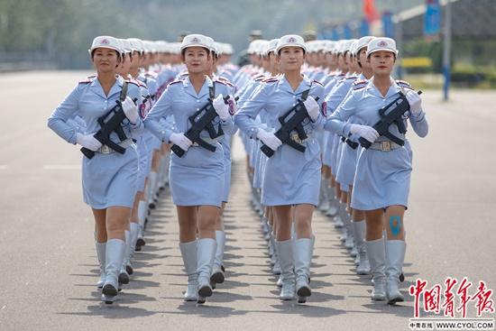 9月17日,阅兵集训点,训练结束后,女民兵方队返回营区.