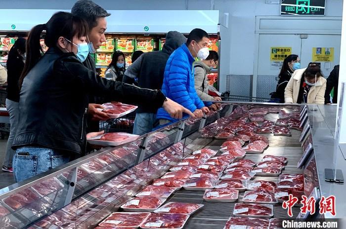 资料图：福州市民在超市购买猪肉。 <a target='_blank' href='http://www.chinanews.com/'>中新社</a>记者 王东明 摄