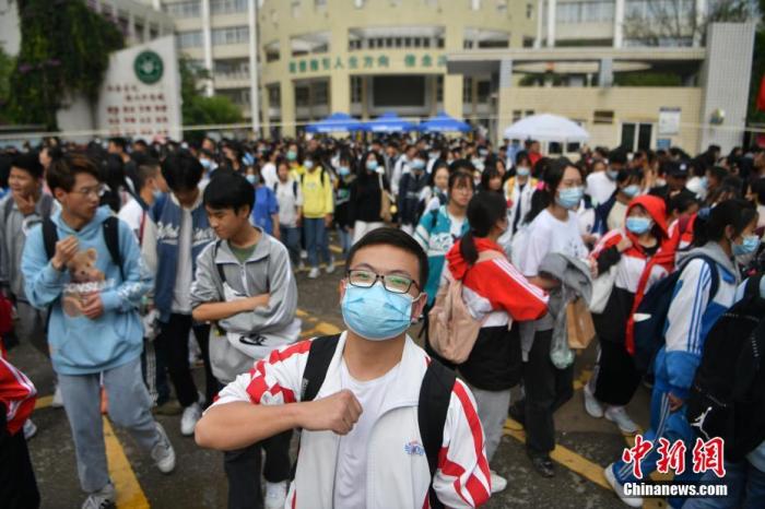 资料图：6月8日，云南省昆明市的考生结束2021年全国高考。图为一名神情自信的考生。 <a target='_blank' href='http://www.chinanews.com/'><p  align=