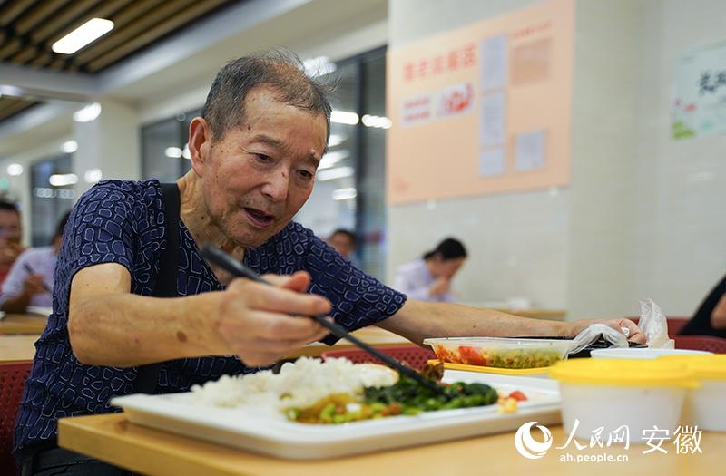 天乐社区食堂，老年居民正在安心就餐。人民网 王锐摄