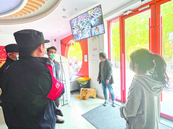 街道工作人员正在向机构负责人（左）了解情况