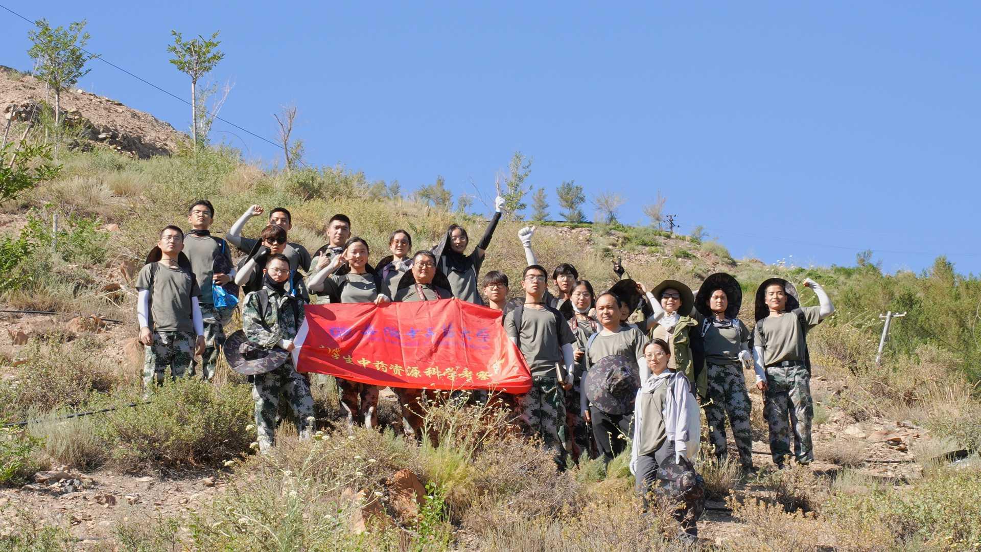 安中医科考队登顶雅玛里克山合影.jpg