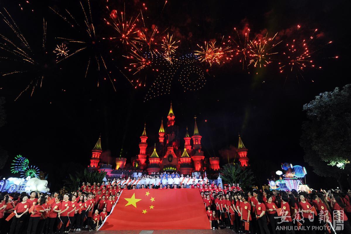 江城芜湖万人唱响《我和我的祖国》