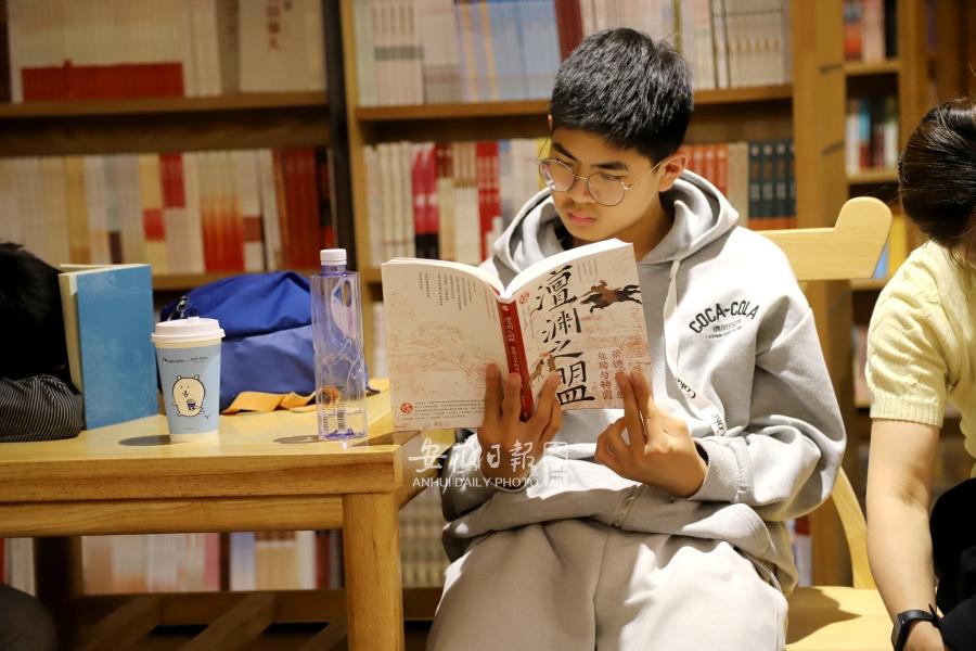 假日享书香 亲子同“悦”读