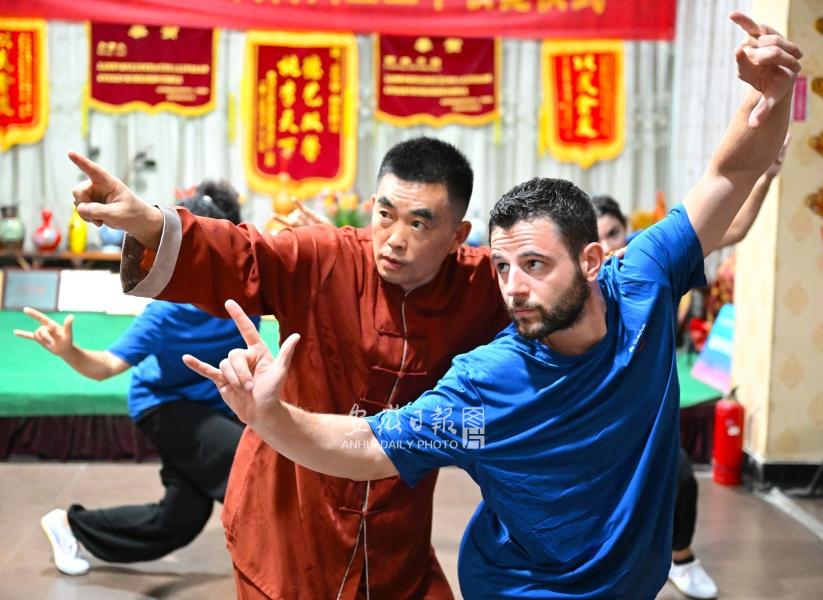外国人学习华佗五禽戏