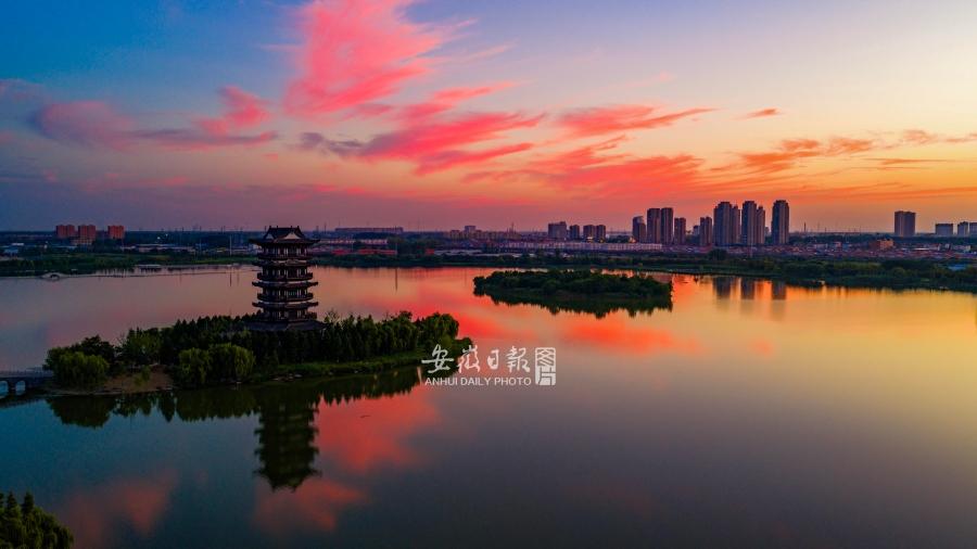 乾隆湖暮色如画