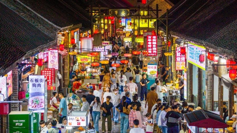 石板街夜市人气旺 点燃城市“烟火气”