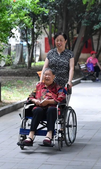 马毛姐：今天的幸福生活，都是党和人民给的