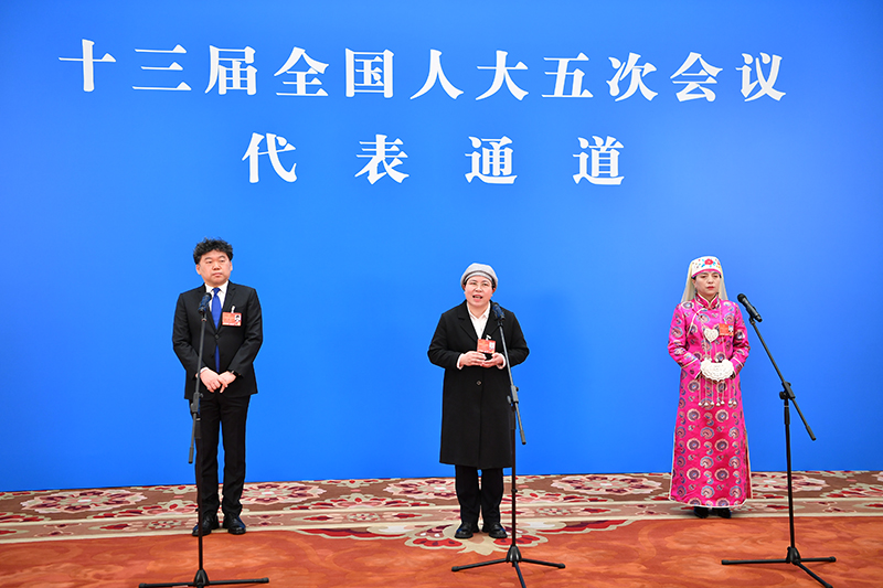 第十三届全国人民代表大会第五次会议举行首场“代表通道”