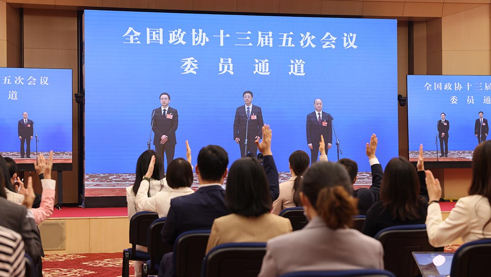 全国政协十三届五次会议第三场“委员通道”集体采访活动举行