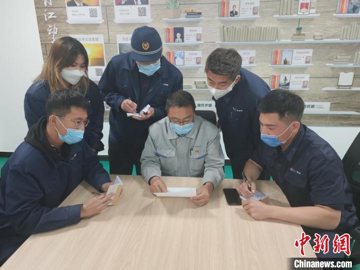 冷宏军和检修整备团队研究检修方案。 李畅 摄