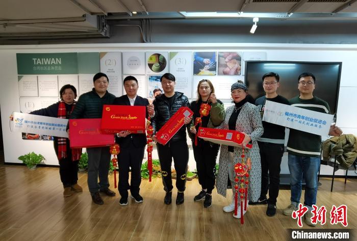 图为台湾青年与工作人员一起合影留念。　闫旭 摄