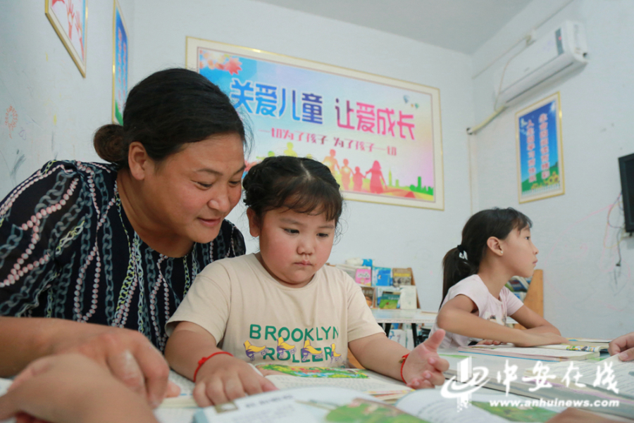 高利萍正在给孩子们讲故事.jpg