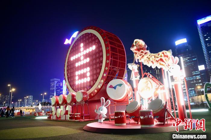 大型贺年装饰。 李志华 摄