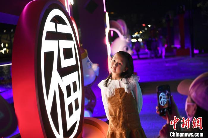 儿童与贺年装饰合影。 李志华 摄