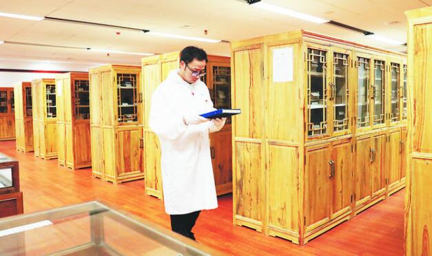  ○醉心研究古籍十余年的博士邓勇