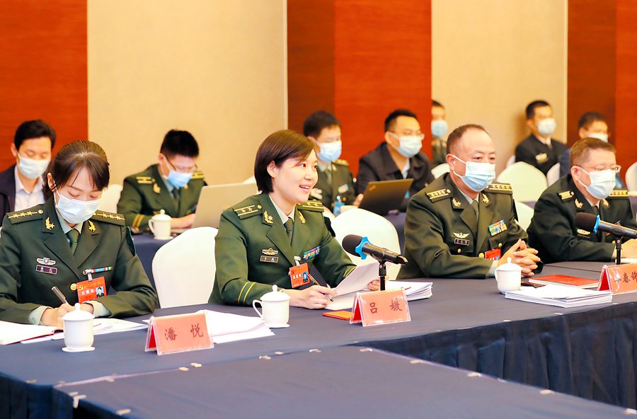 19  10月30日上午，驻皖解放军和武警部队代表团代表在审议省委报告。_副本.jpg