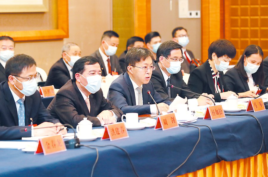 13  10月28日晚上，铜陵市代表团代表在审议省委报告。_副本.jpg