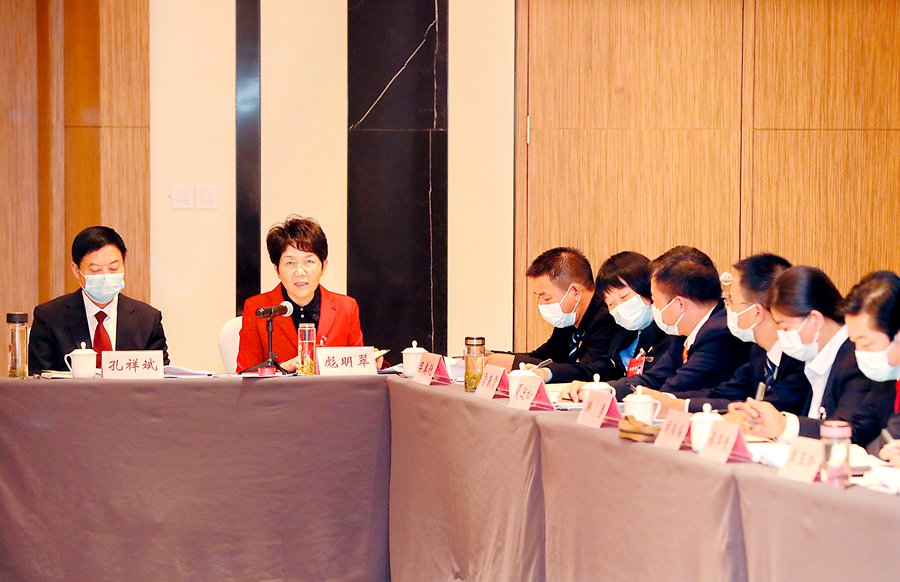 12  10月28日下午，宣城市代表团代表在审议省委报告。_副本.jpg