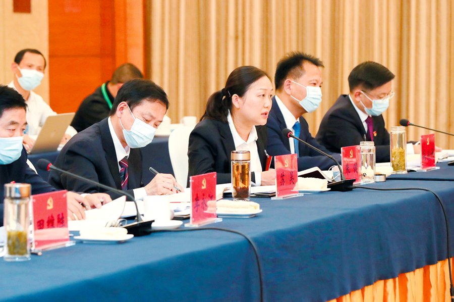 9  10月28日晚上，六安市代表团代表在审议省委报告。_副本.jpg