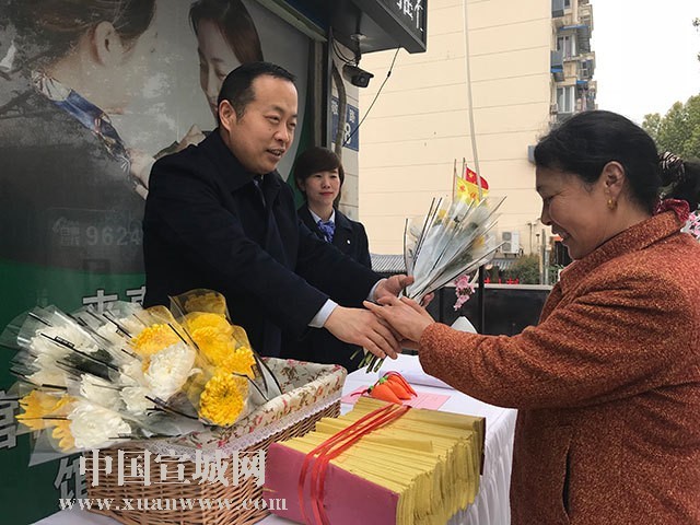 宣城市区首推鲜花换纸钱 提倡文明环保祭奠