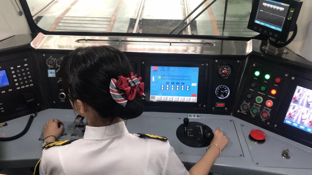合肥地铁首批女司机上岗