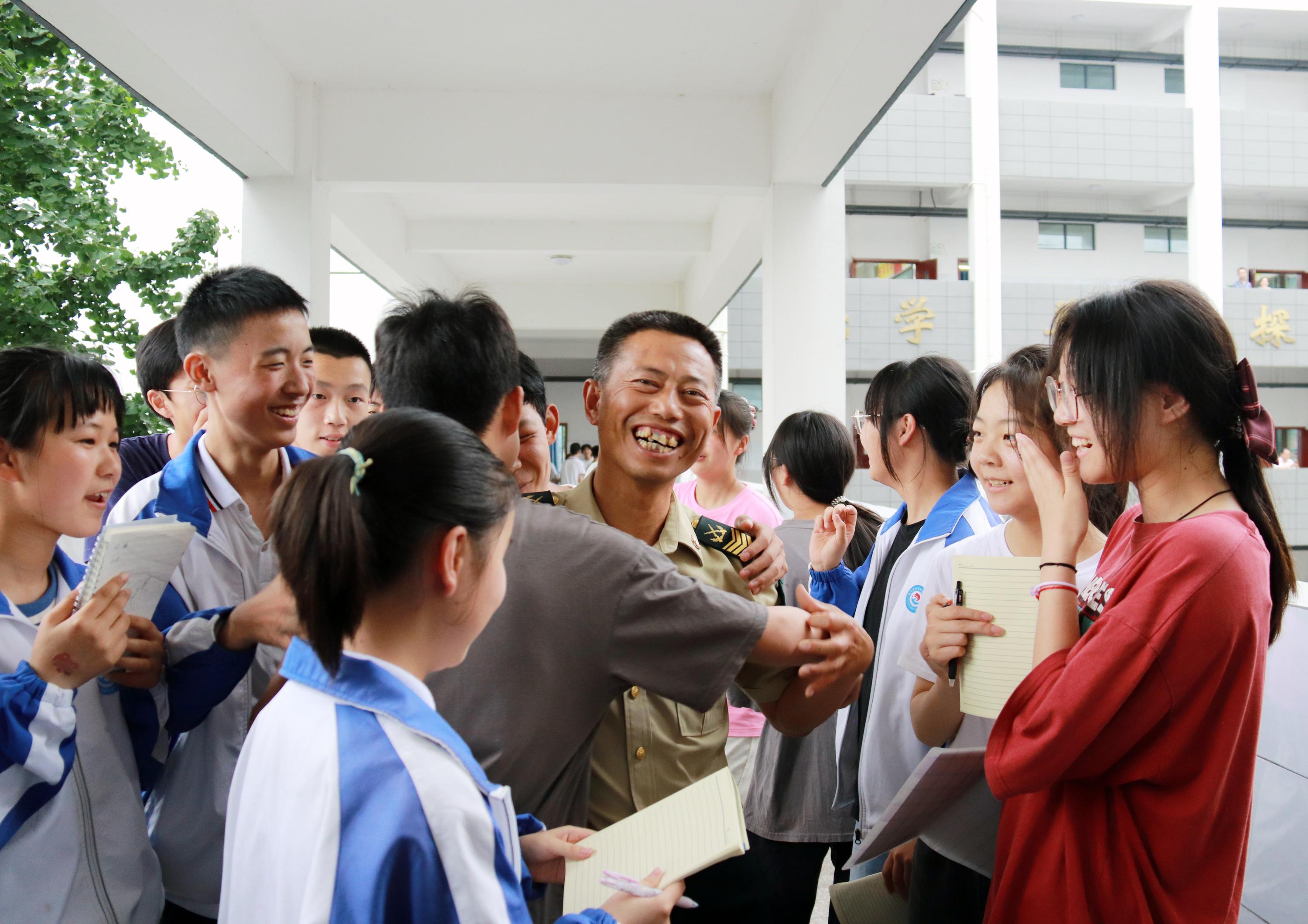 王忠心到海阳中学授课间隙,同学们和他拥抱. 武时化 摄