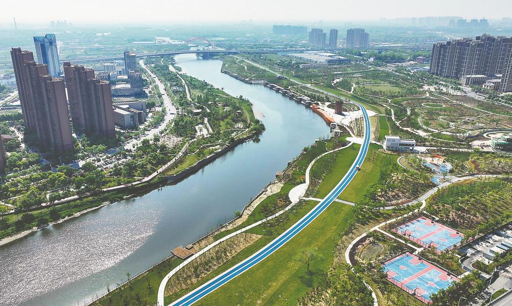 近日,合肥市包河区南淝河畔,生态绿廊初现雏形.