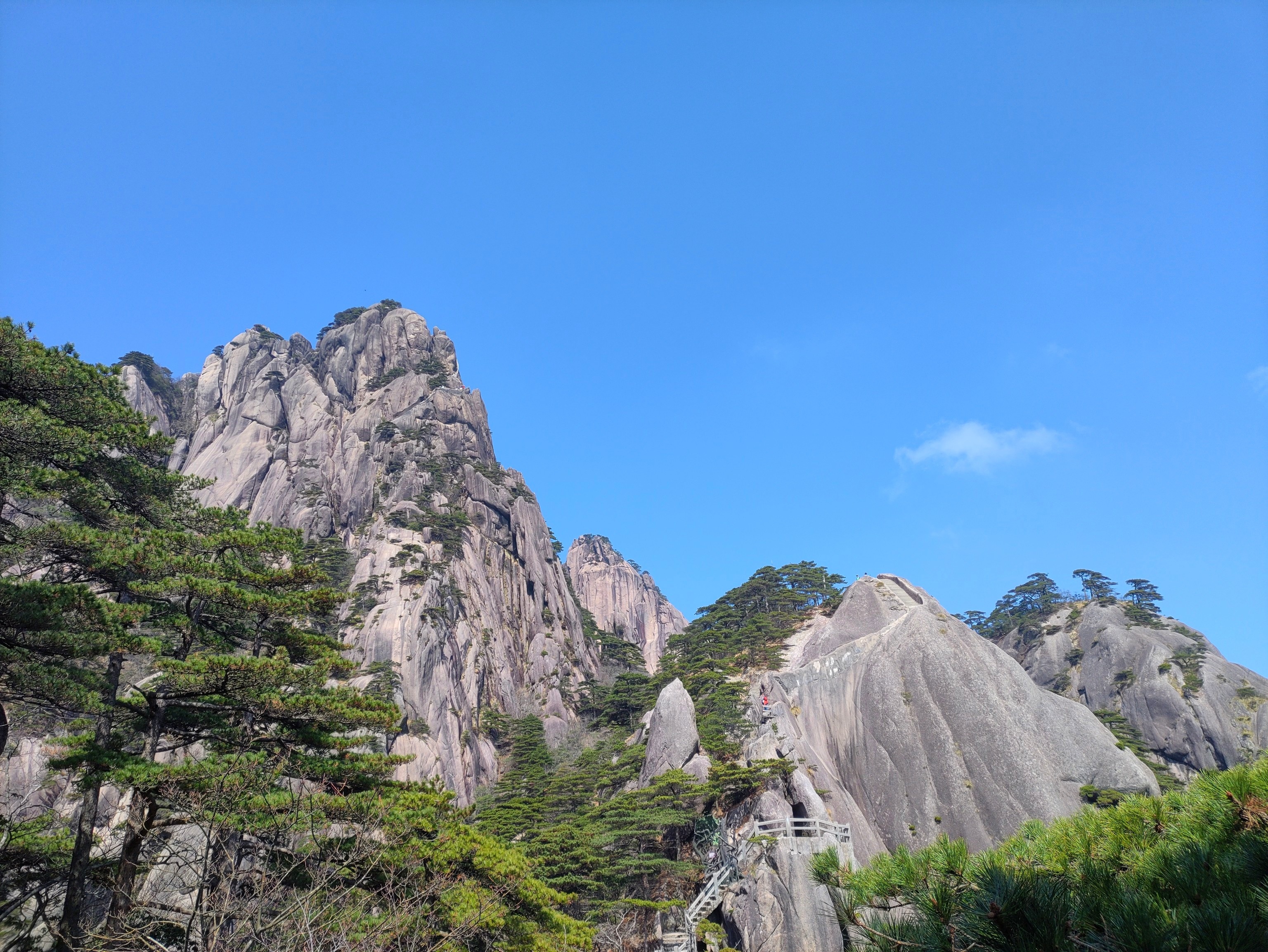 黄山莲花峰和西海大峡谷部分区域3月15日恢复开放