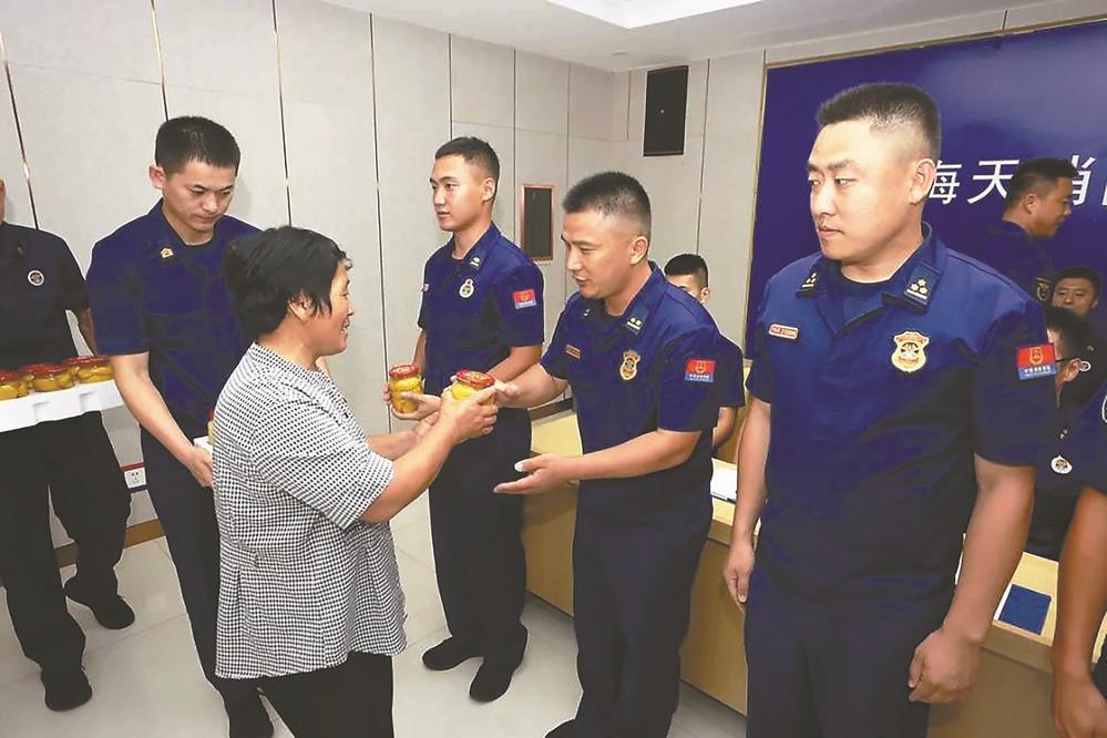 1000多名消防员的妈妈